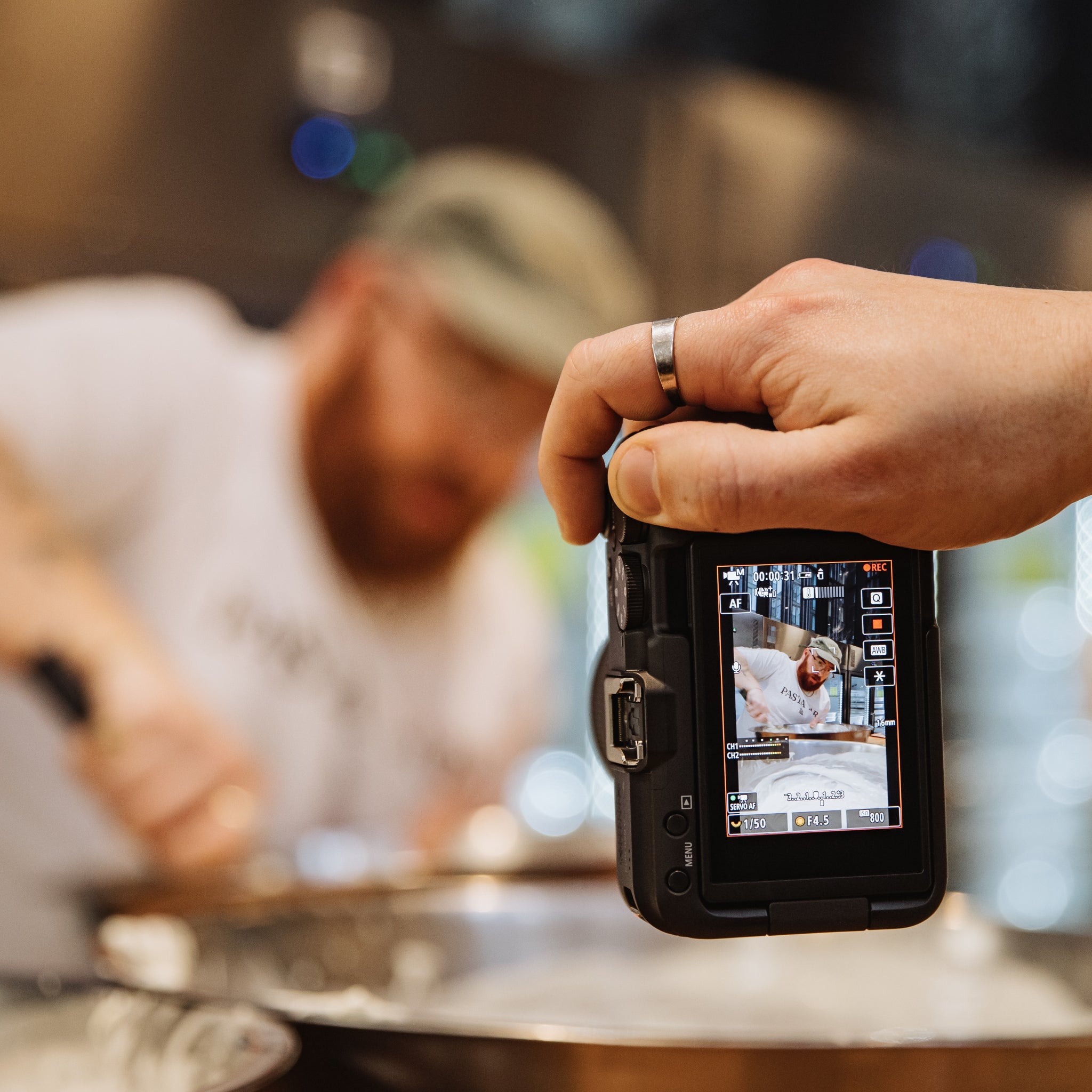 CHRISTMAS OFFER: Canon Eos R50 V Mirrorless Camera Content Creator Kit